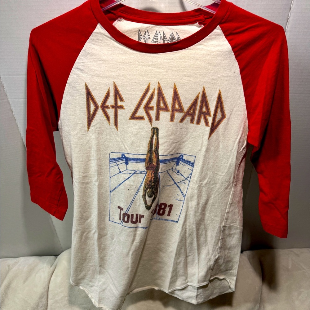 Retro DEF LEPPARD High n’ dry Tour 1981 Graphic 3/4 Sleeve T-Shirt Women’s small